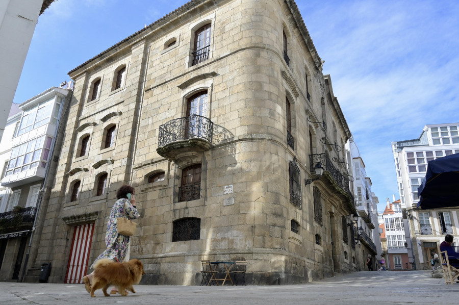 "El Franco se la regaló a la ja, neno": la Casa Cornide en versión "koruño"