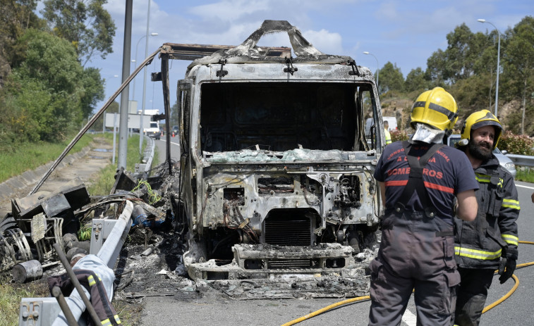 Arde un camión que circulaba por la Tercera Ronda