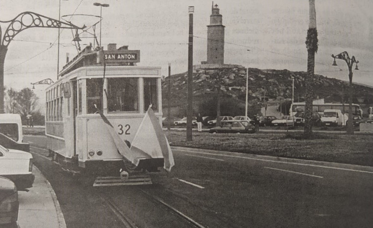 Hace 25 años: A Coruña se queda sin baños públicos y el tranvía cumple su primer año