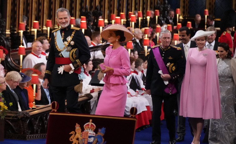 Blanco, azul y rosa, los outfits más vistos en la coronación de Carlos III
