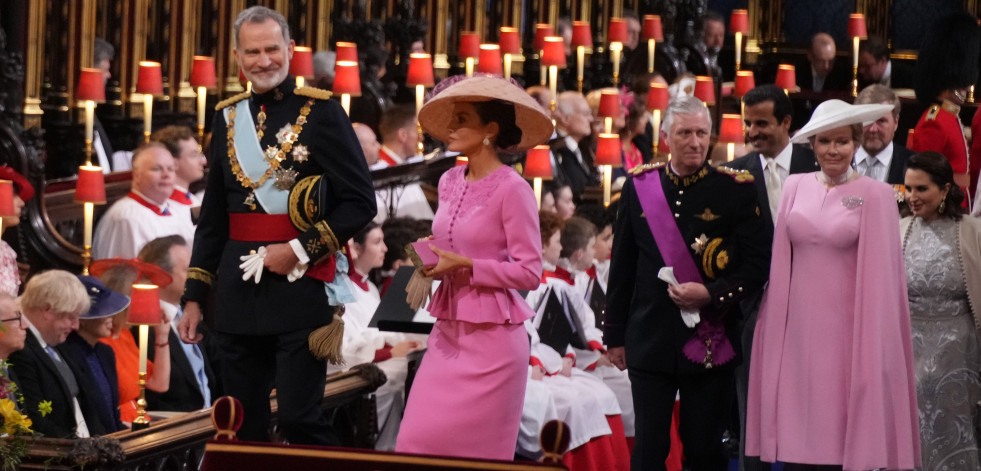Blanco, azul y rosa, los outfits más vistos en la coronación de Carlos III