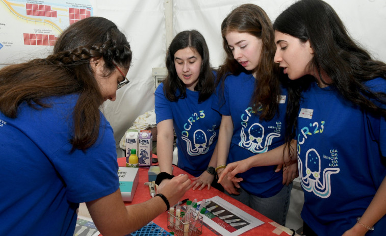 El Día de la Ciencia en la Calle llena Santa Margarita pese al chaparrón