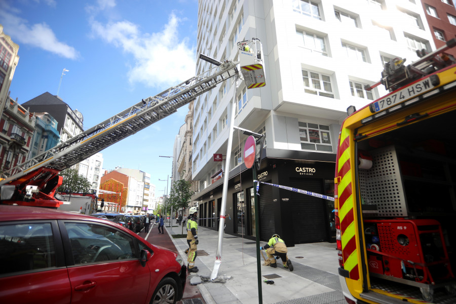 Una conductora se estrella contra una de las nuevas farolas de Fernández Latorre