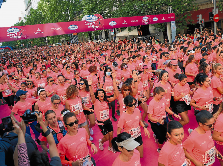 Más de 32.000 mujeres inundan de rosa la carrera madrileña de la lucha contra el cáncer