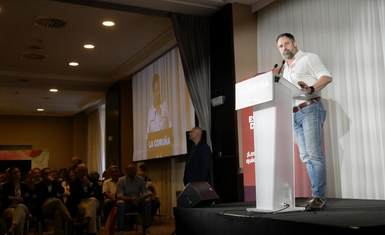 Una protesta recibe a Abascal en el Paseo