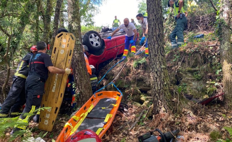 Fallece una persona y otras dos resultan heridas en un accidente en Arnoia