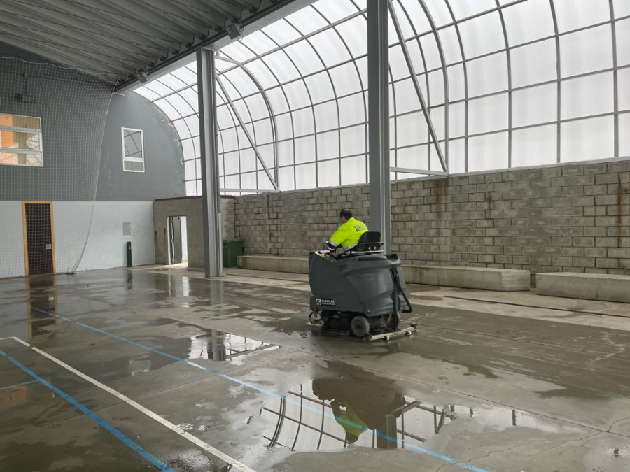 Betanzos termina la renovación de la cubierta del polideportivo de Guiliade