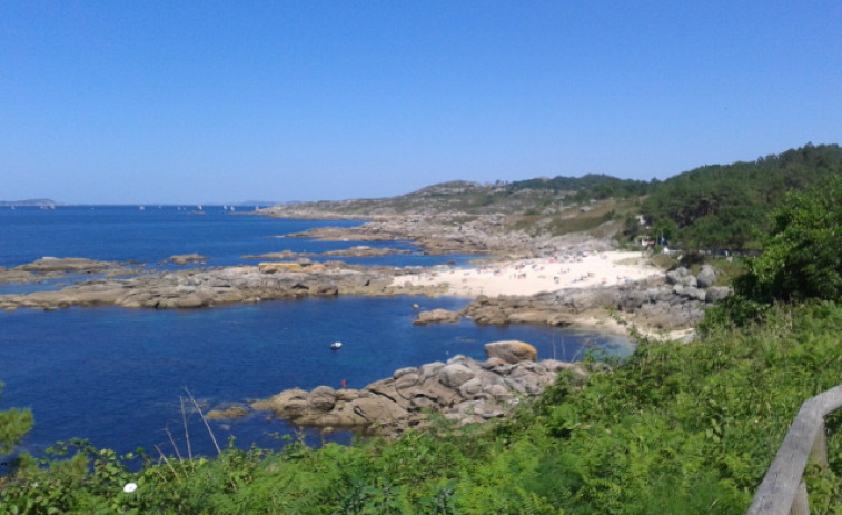 Rescatan a un pescador que cayó al mar desde una zona de rocas en Bueu