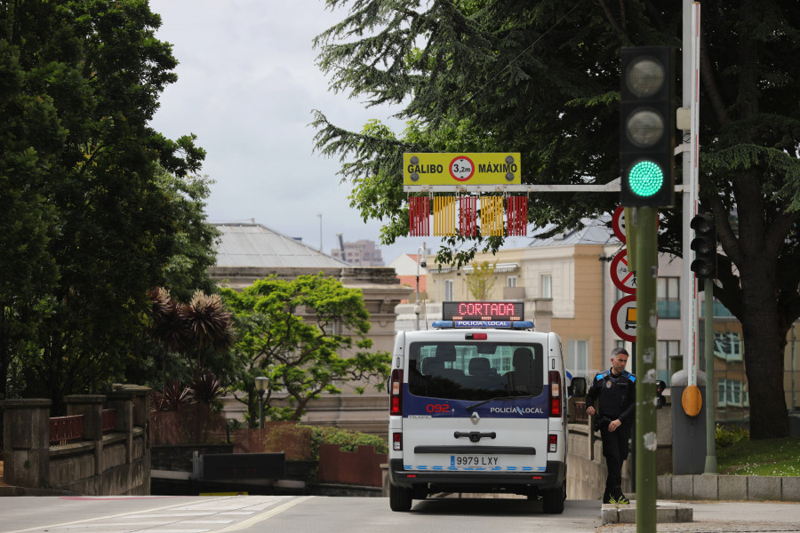 Cortan el túnel de María Pita desde Atochas al saltarse el gálibo un vehículo