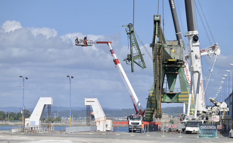 Una de las históricas grúas del muelle de Calvo Sotelo dice adiós