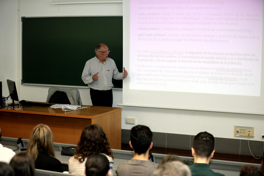 Reportaje | La última lección de González Laxe en una clase “llena de repetidores"