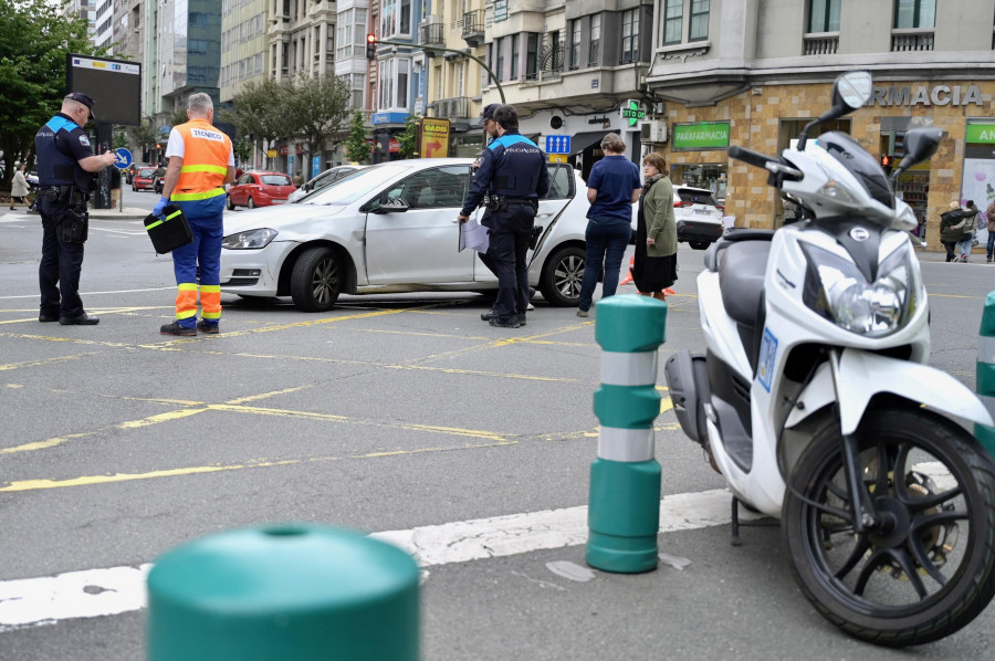 Trasladada una mujer tras una colisión en la plaza de Pontevedra