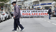 Los trabajadores de Alu Ibérica cortan el tráfico en Juan Flórez