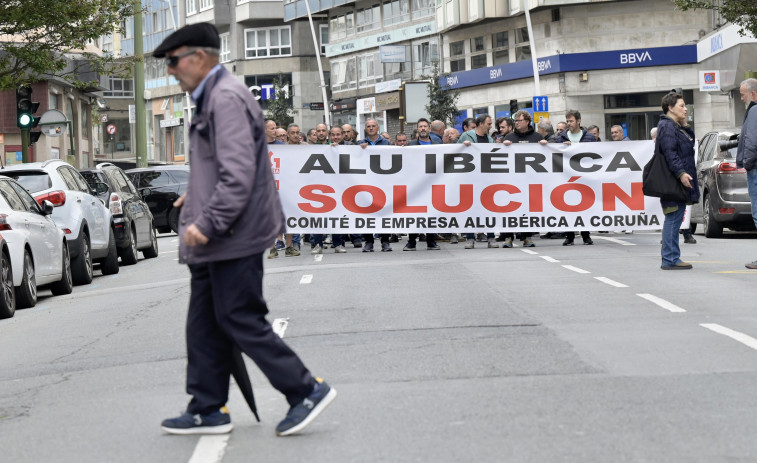 Los trabajadores de Alu Ibérica cortan el tráfico en Juan Flórez