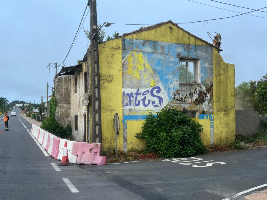 Curtis tira una casa en ruinas en A Raia Nova