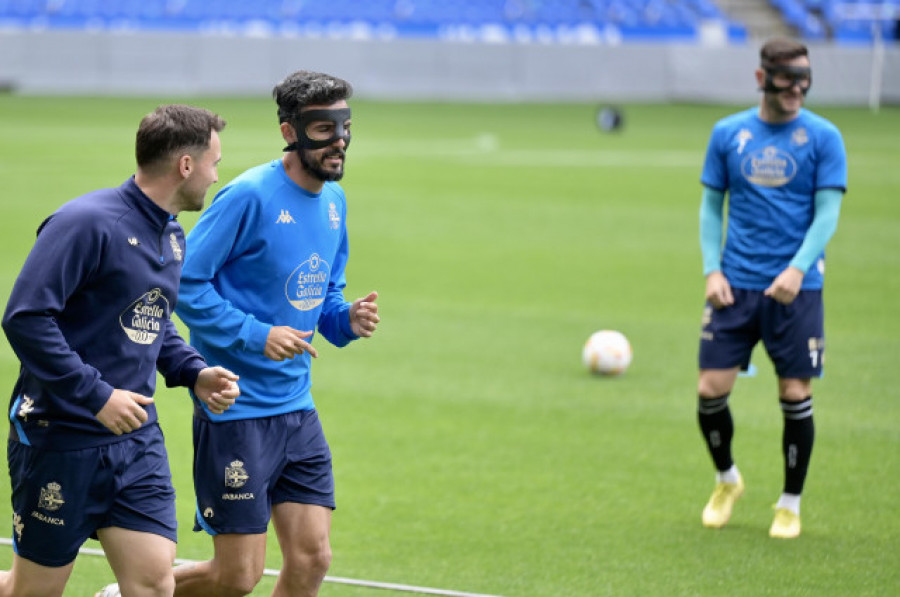 Lucas y Quiles ya trabajan con sus máscaras en Riazor