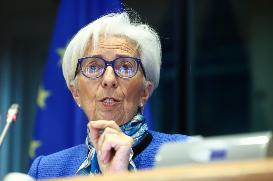 Lagarde mantiene que los tipos seguirán altos "tanto tiempo como sea necesario"