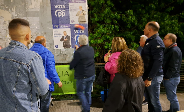 Así fue la pegada de carteles en el área metropolitana de A Coruña