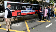 Oleiros critica con un autobús estático que el 1A no siga hasta Santa Cristina