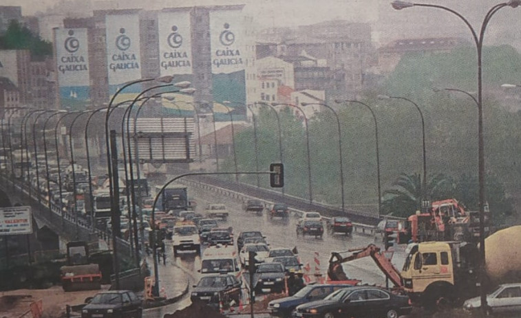 Hace 25 años: Atasco de cinco kilómetros en A Coruña y plan contra el chabolismo