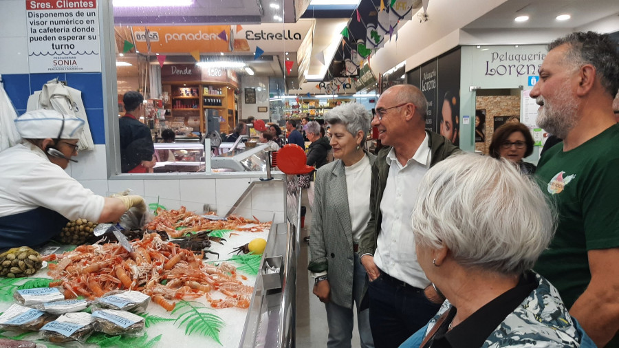 Jorquera anuncia desde la plaza de Elviña que destinará más recursos a los mercados
