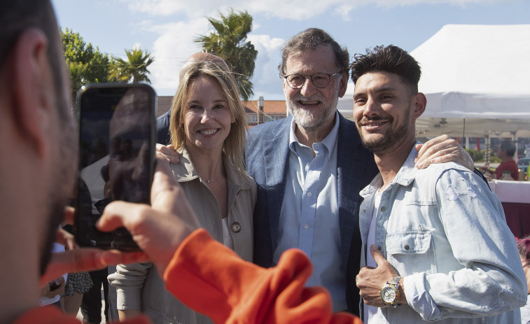 Rajoy afirma que Bildu “está cogobernando” con el PSOE y que eso también se vota el 28-M