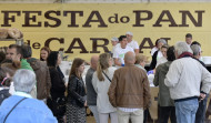 La Festa do Pan de Carral se abre con ‘mucha miga’ y ‘ringleiras’ de clientes