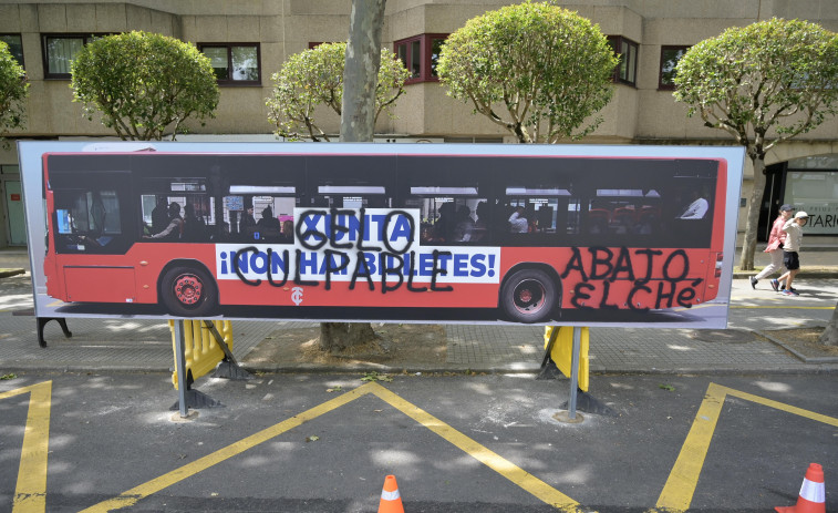 Vandalizan el cartel con el que Oleiros pedía el regreso del 1A a Santa Cristina