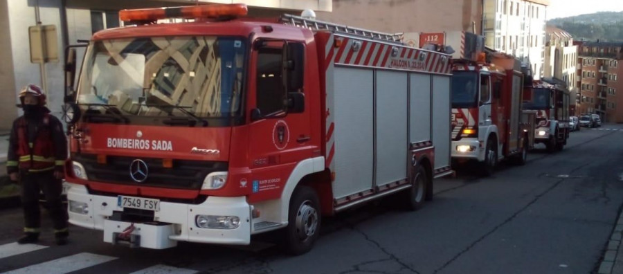 Un incendio en un taller de Sada calcina un coche y afecta a otros seis turismos