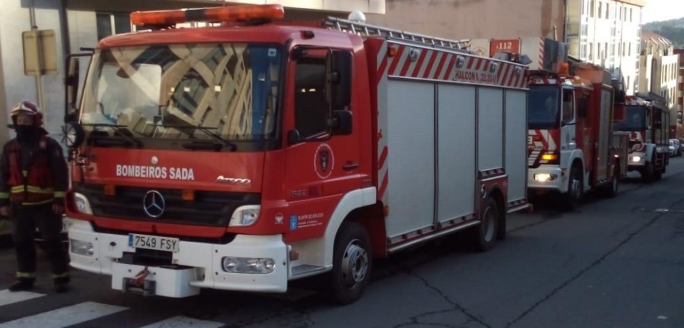 Un incendio en un taller de Sada calcina un coche y afecta a otros seis turismos