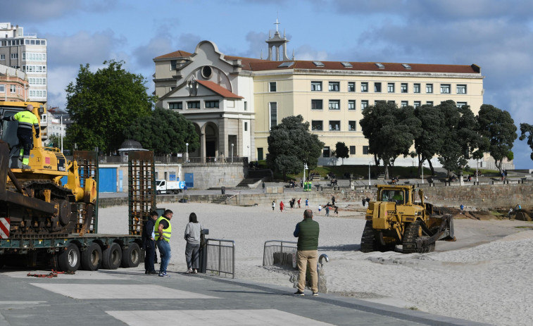 Las máquinas empiezan a desmontar la duna de Riazor de cara a la temporada de verano