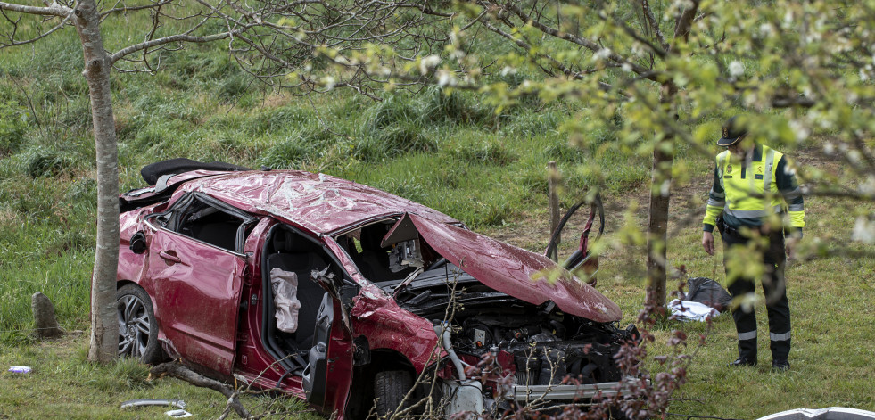 Efectivos especializados de la Guardia Civil reconstruyen el accidente de Xove en el que murieron cuatro jóvenes