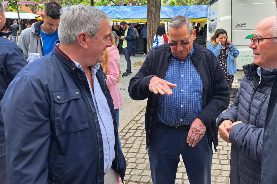 El PP apuesta por un centro de día en Carral y fomentar el transporte público en Arteixo