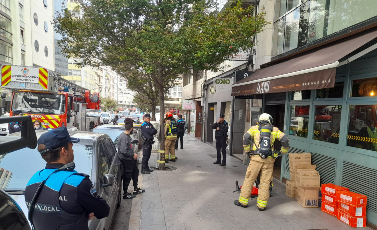 Un incendio en La Pepita Burger Bar obliga a cortar un carril en Juan Flórez