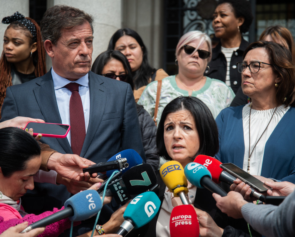 La portavoz de las familias de las víctimas del 'Villa de Pitanxo', María José de Pazo, ofrece declaraciones a los medios tras su reunión con el delegado del Gobierno en Galicia, José Ramón Best