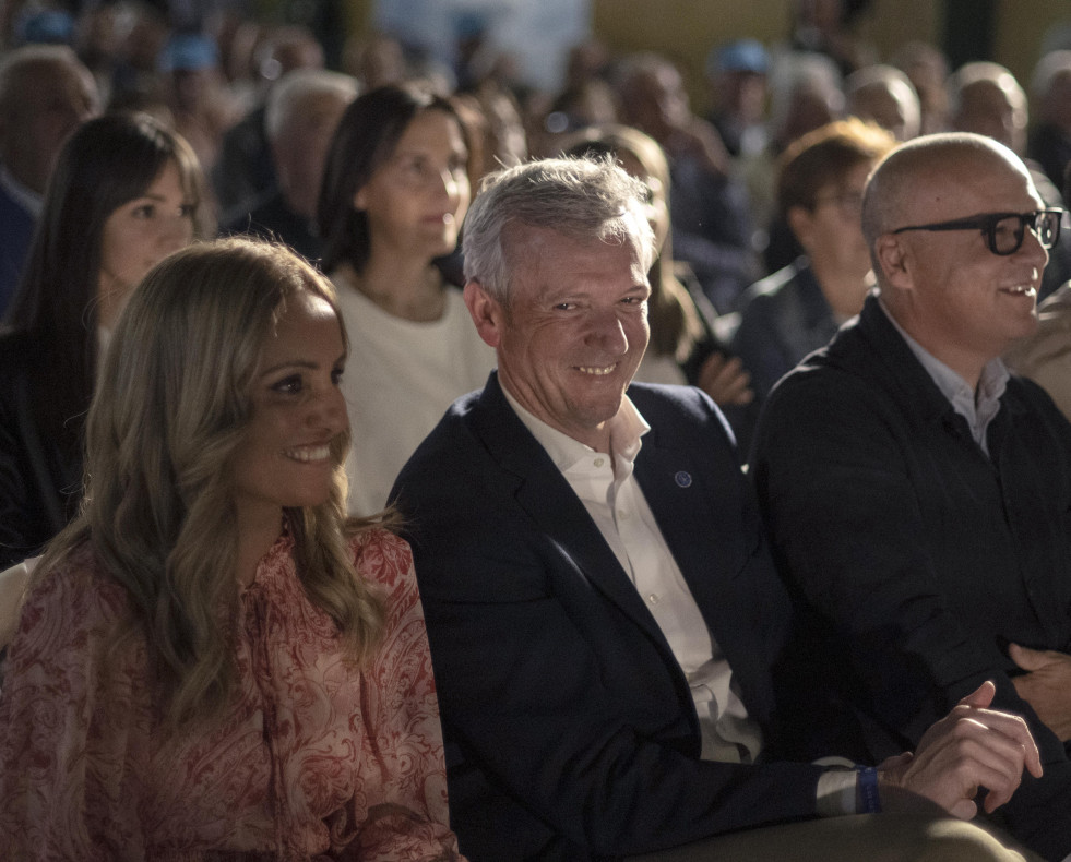El presidente del PPdeG, Alfonso Rueda (c), junto al líder provincial del partido en Ourense, Manuel Baltar (d), y la candidata del PP a la alcaldía de San Cibrao, Marta Nóvoa (i), EFE