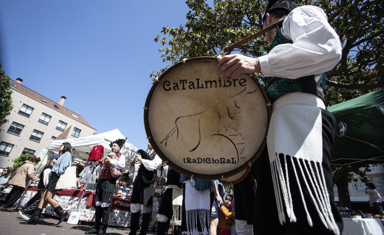 Un centenar de puestos de artesanía llenan de actividad Culleredo en el Día das Letras