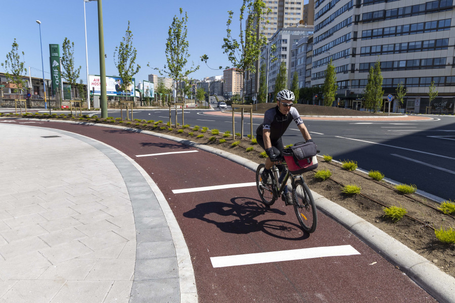 La rotonda de la Casa del Mar de A Coruña ya tiene operativo su carril bici