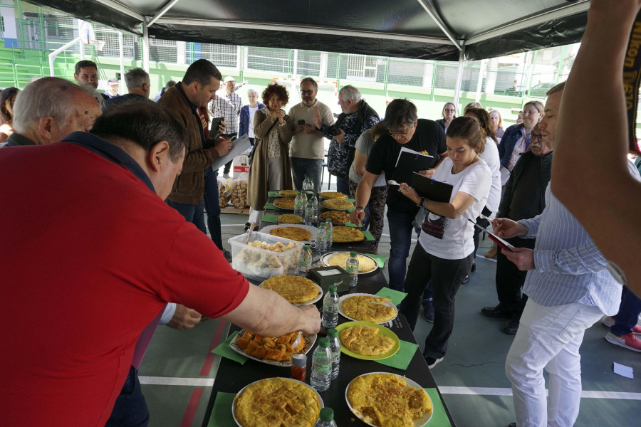 La Sagrada Familia de A Coruña coronó a María Aira como reina de la tortilla y la Ciudad Vieja se rindió a la sardina