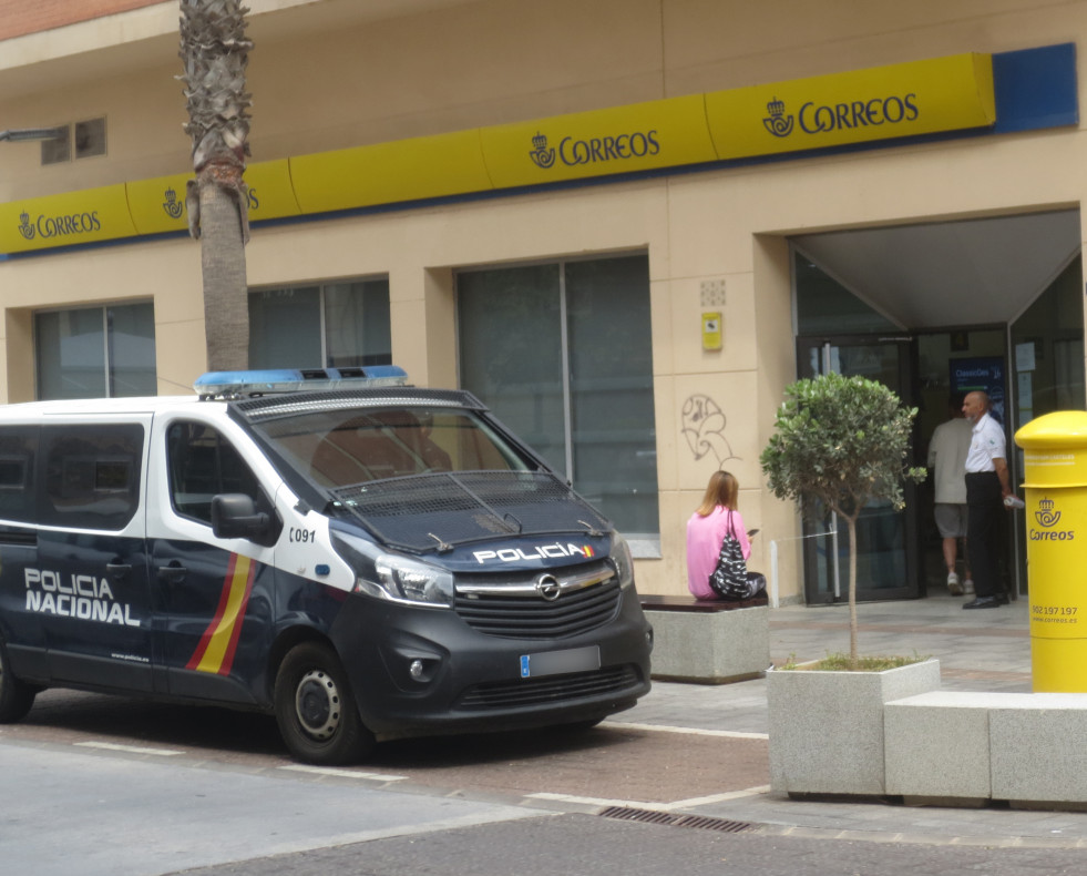 Las largas colas de ciudadanos en la oficina de Correos de Melilla para solicitar el voto de los últimos días han desaparecido este jueves, después de que la Junta Electoral de Zona (JEZ) acordara