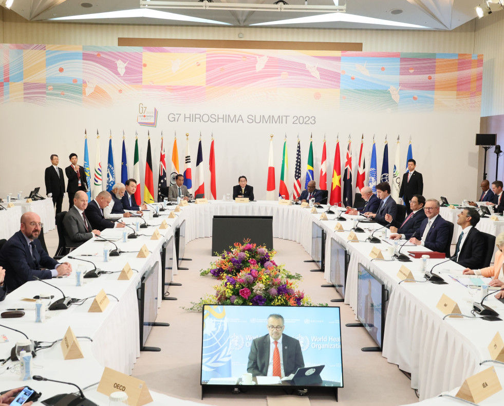 El primer ministro japonés, Fumio Kishida (c), preside una reunión como parte de la Cumbre del G7 en Hiroshima  ep