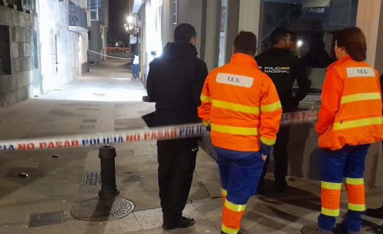 Un joven, entre la vida y la muerte tras ser disparado y acuchillado en Ribeira