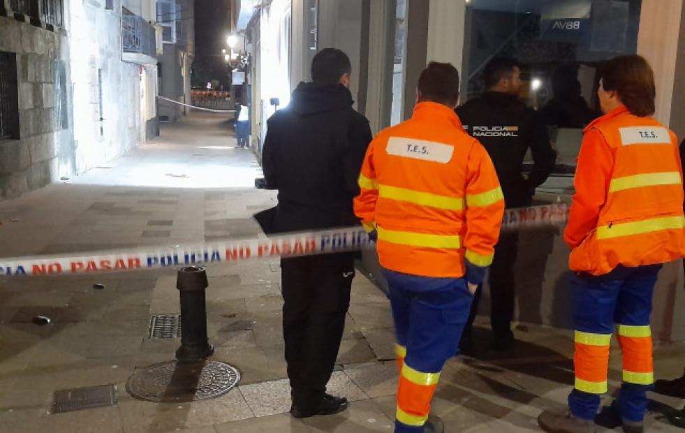 Un joven, entre la vida y la muerte tras ser disparado y acuchillado en Ribeira
