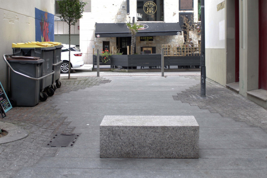 Los vecinos del Orzán, en A Coruña, apuntan a un robo como causa de la desaparición de varios bancos