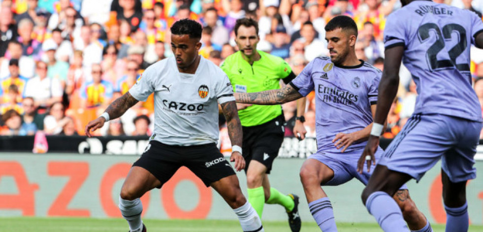 El Valencia derrota al Real Madrid y aparta a los madridistas de la segunda plaza (1-0)