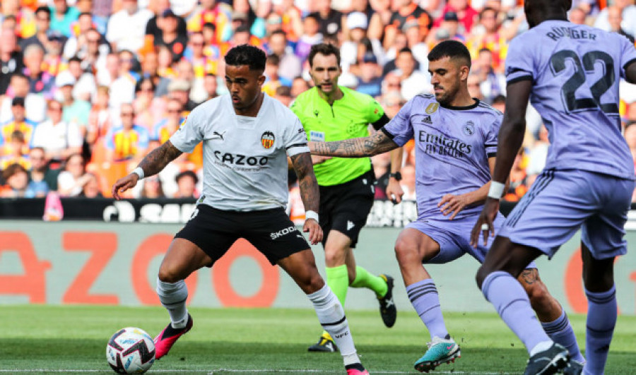 El Valencia derrota al Real Madrid y aparta a los madridistas de la segunda plaza (1-0)