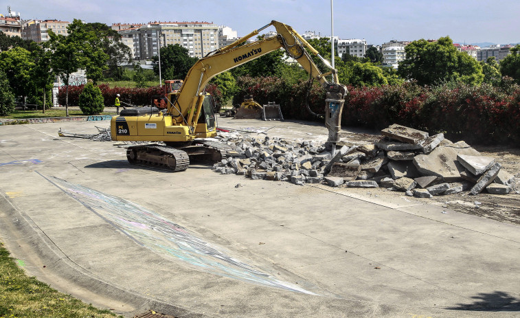 Demolición controlada de la pista de skate de Eirís, que dará paso a una más moderna