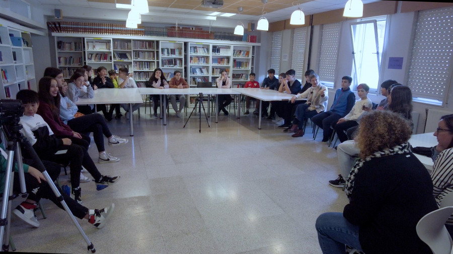 Reportaje | Estudiantes de Arteixo ‘bucean’ en las mil lenguas locales