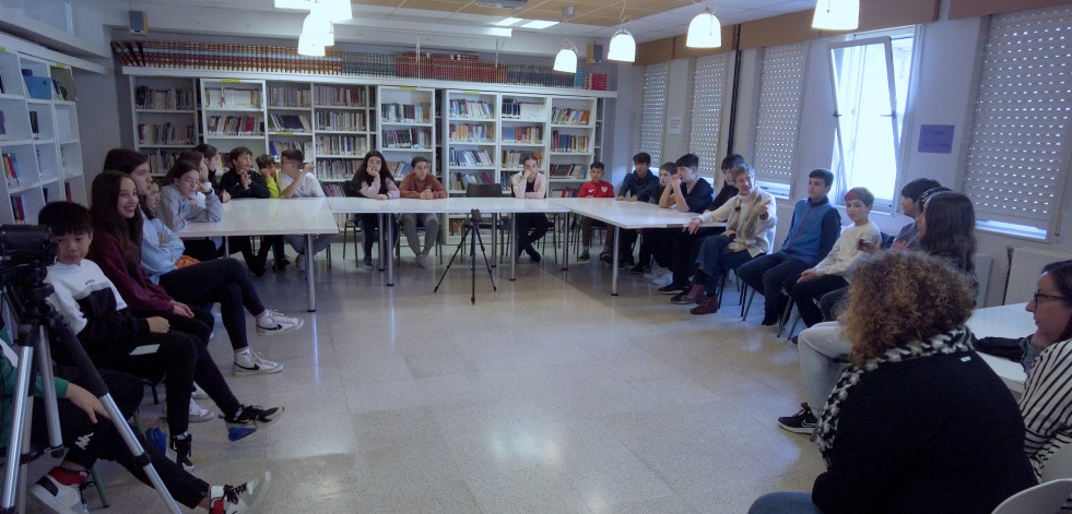Reportaje | Estudiantes de Arteixo ‘bucean’ en las mil lenguas locales
