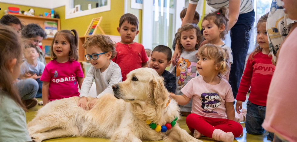Las perritas Nata y Uva visitan a los niños de las escuelas infantiles públicas de Oleiros